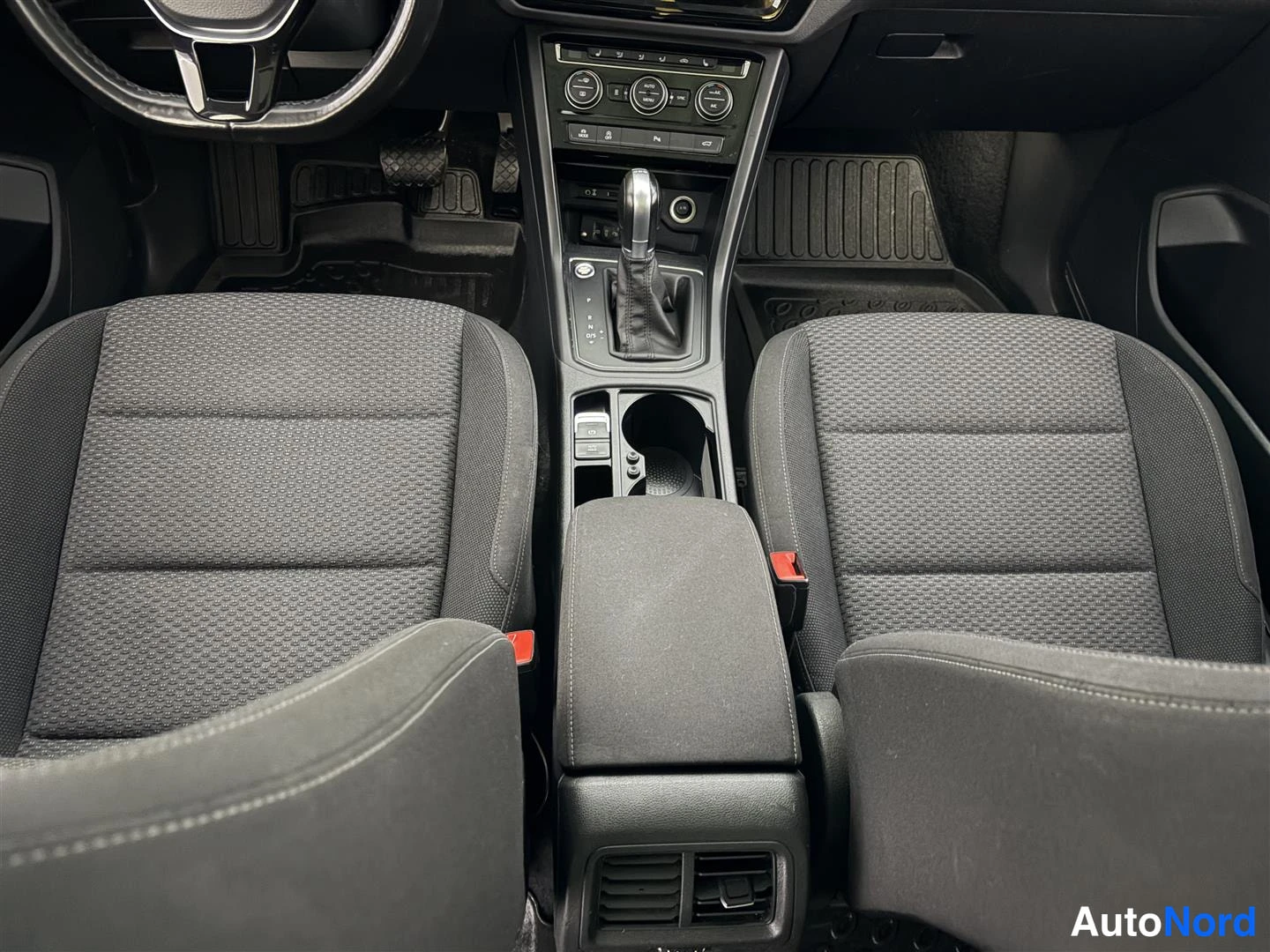 Harmaa Volkswagen Touran 2017, etuistuimet, kuva 18