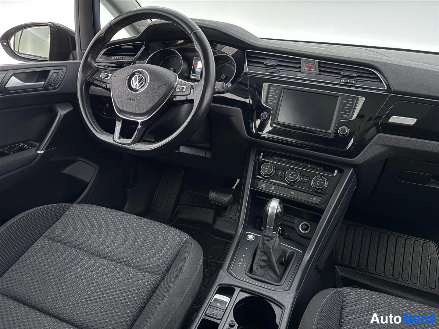 Harmaa Volkswagen Touran 2017, ohjaamo, kuva 14