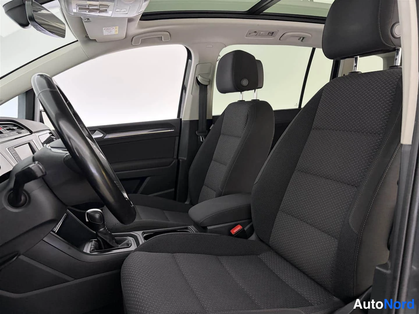 Harmaa Volkswagen Touran 2017, etuistuimet, kuva 19