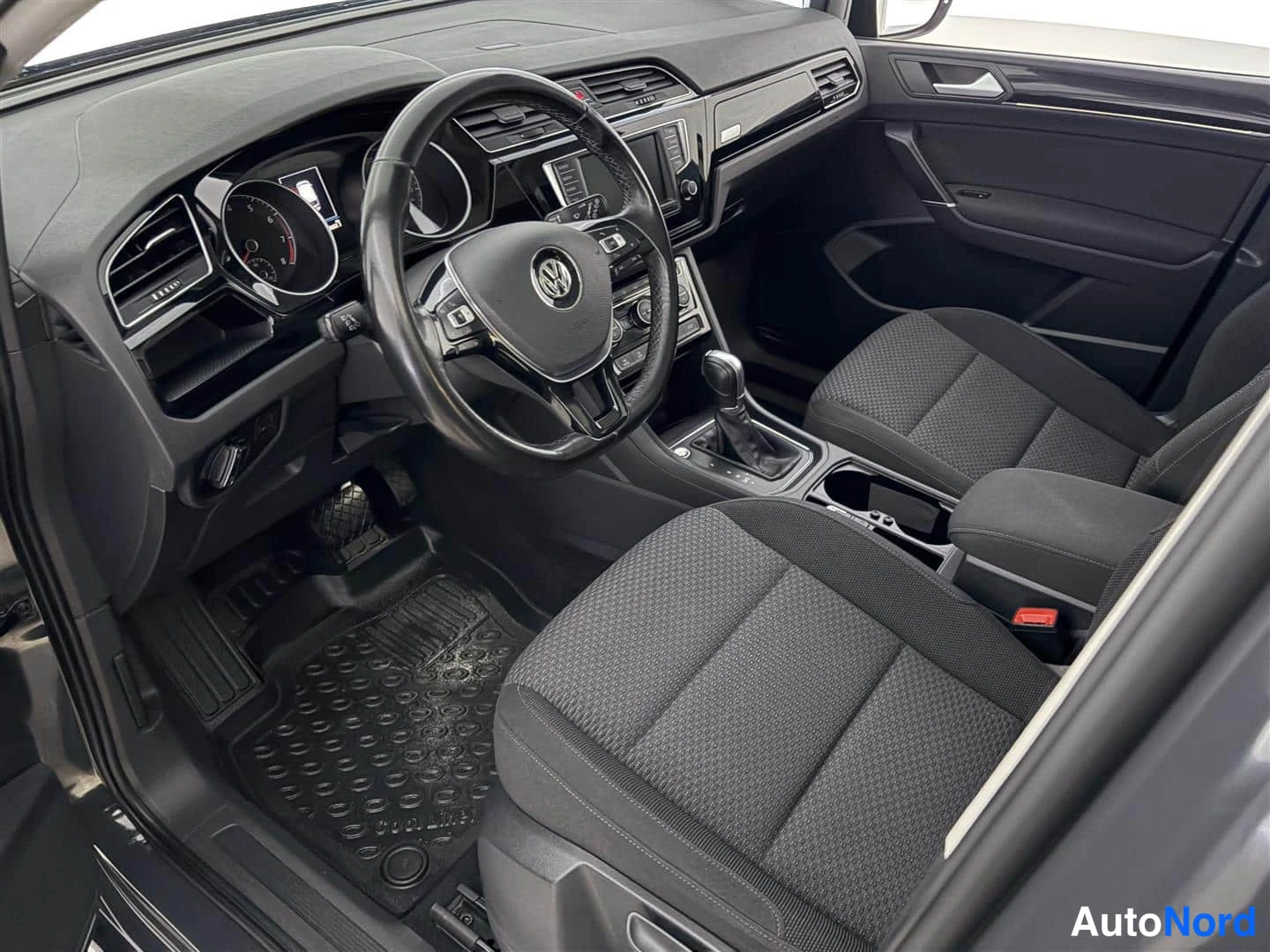 Harmaa Volkswagen Touran 2017, ohjaamo, kuva 17
