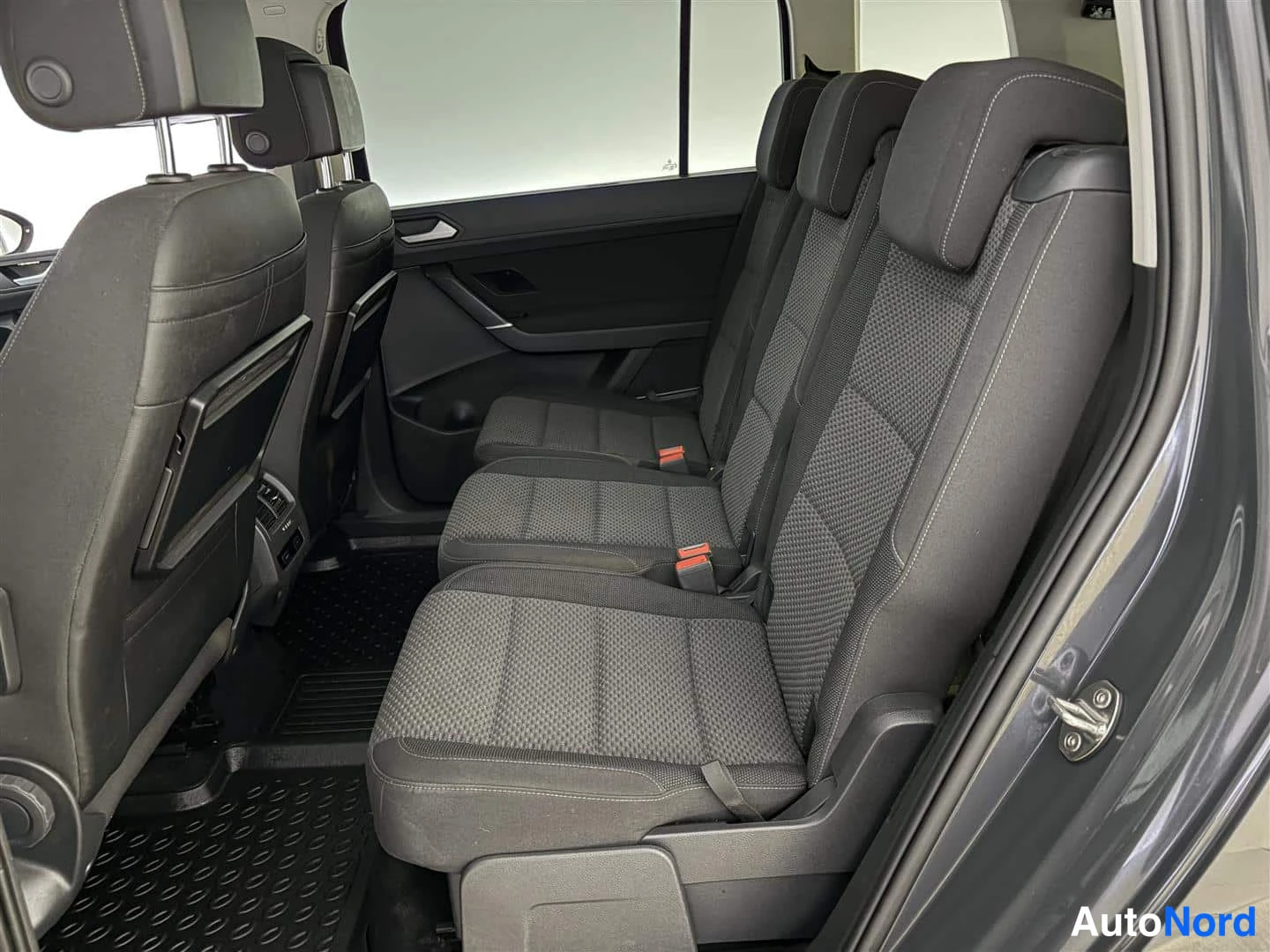Harmaa Volkswagen Touran 2017, takaistuimet, kuva 20