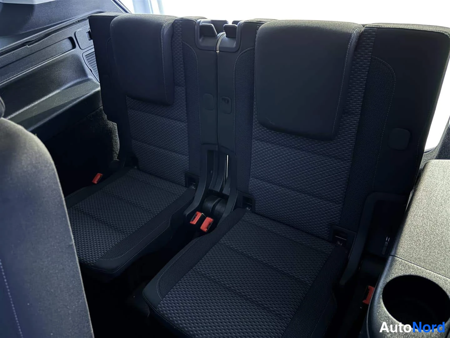 Harmaa Volkswagen Touran 2017, takaistuimet, kuva 21