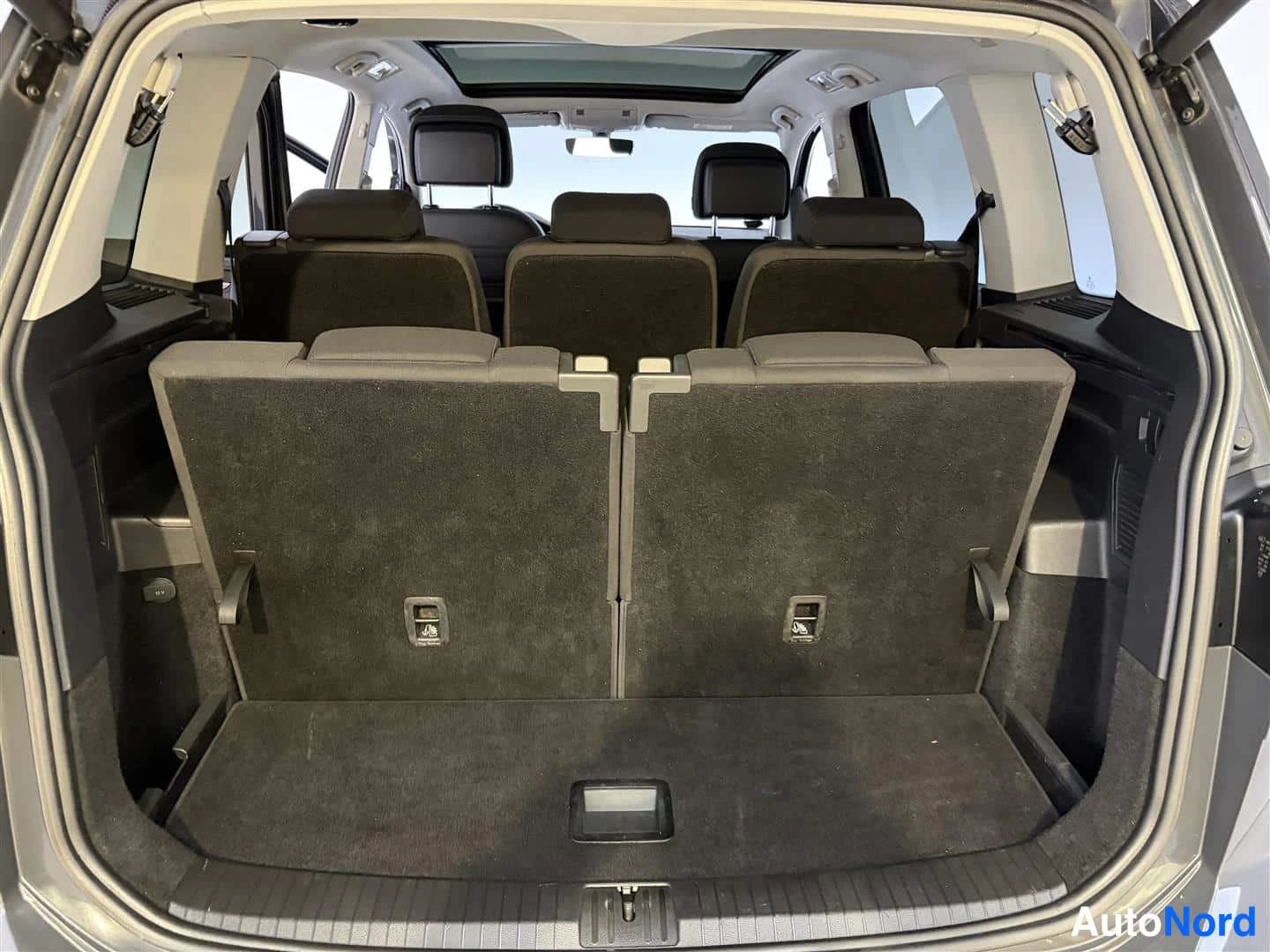 Harmaa Volkswagen Touran 2017, tavaratila, kuva 22