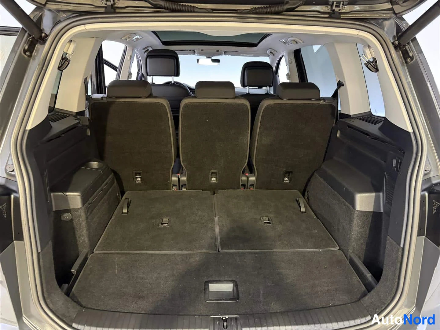 Harmaa Volkswagen Touran 2017, tavaratila, kuva 23