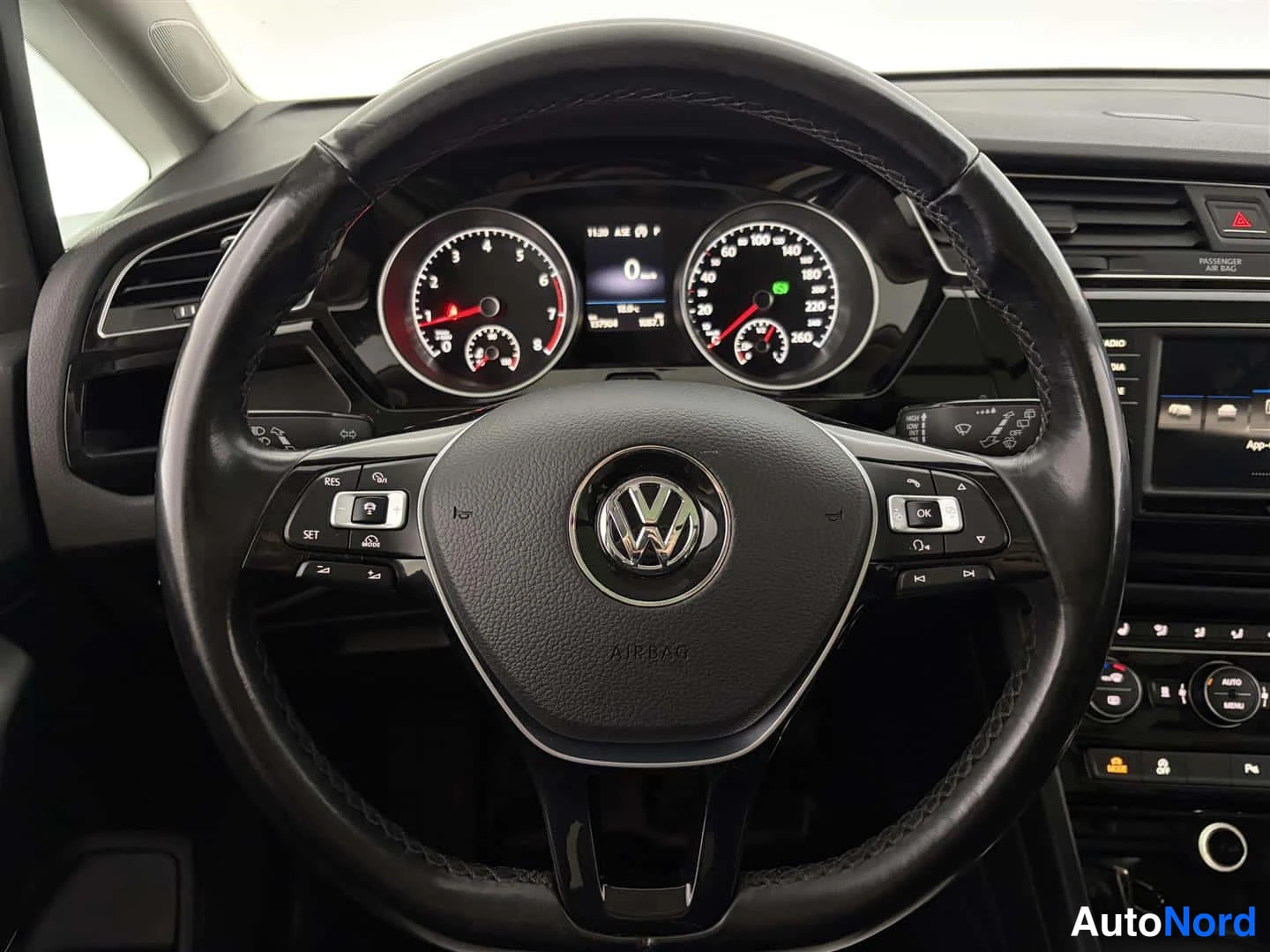 Harmaa Volkswagen Touran 2017, ohjaamo, kuva 15