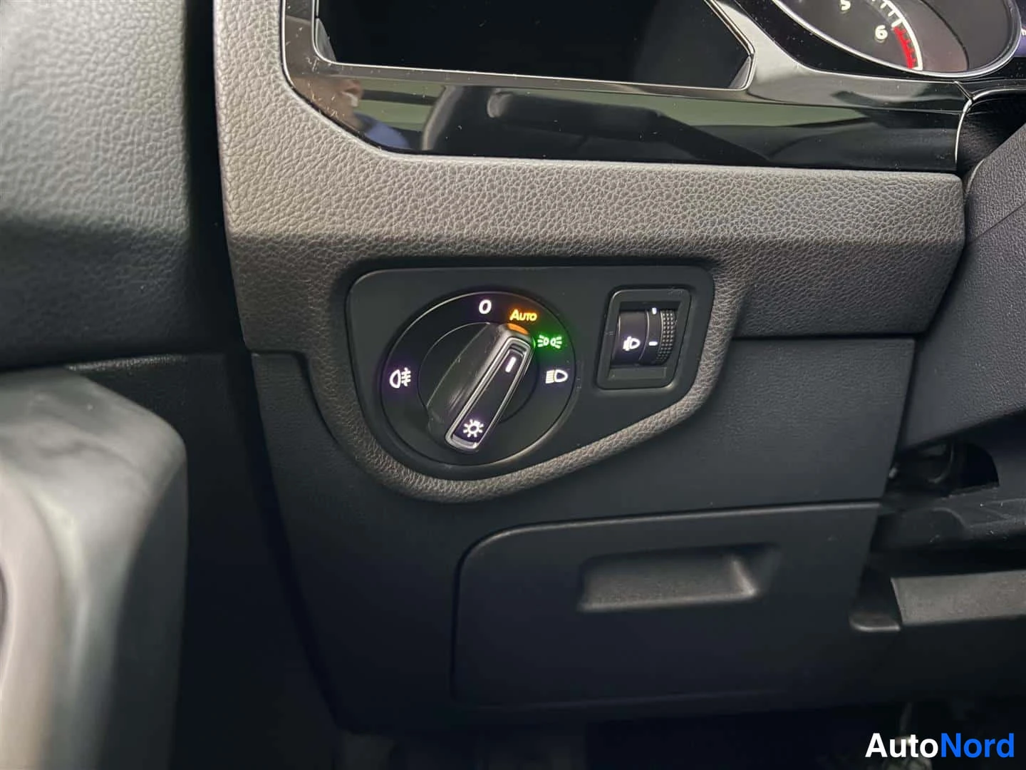 Harmaa Volkswagen Touran 2017, yksityiskohta, kuva 33