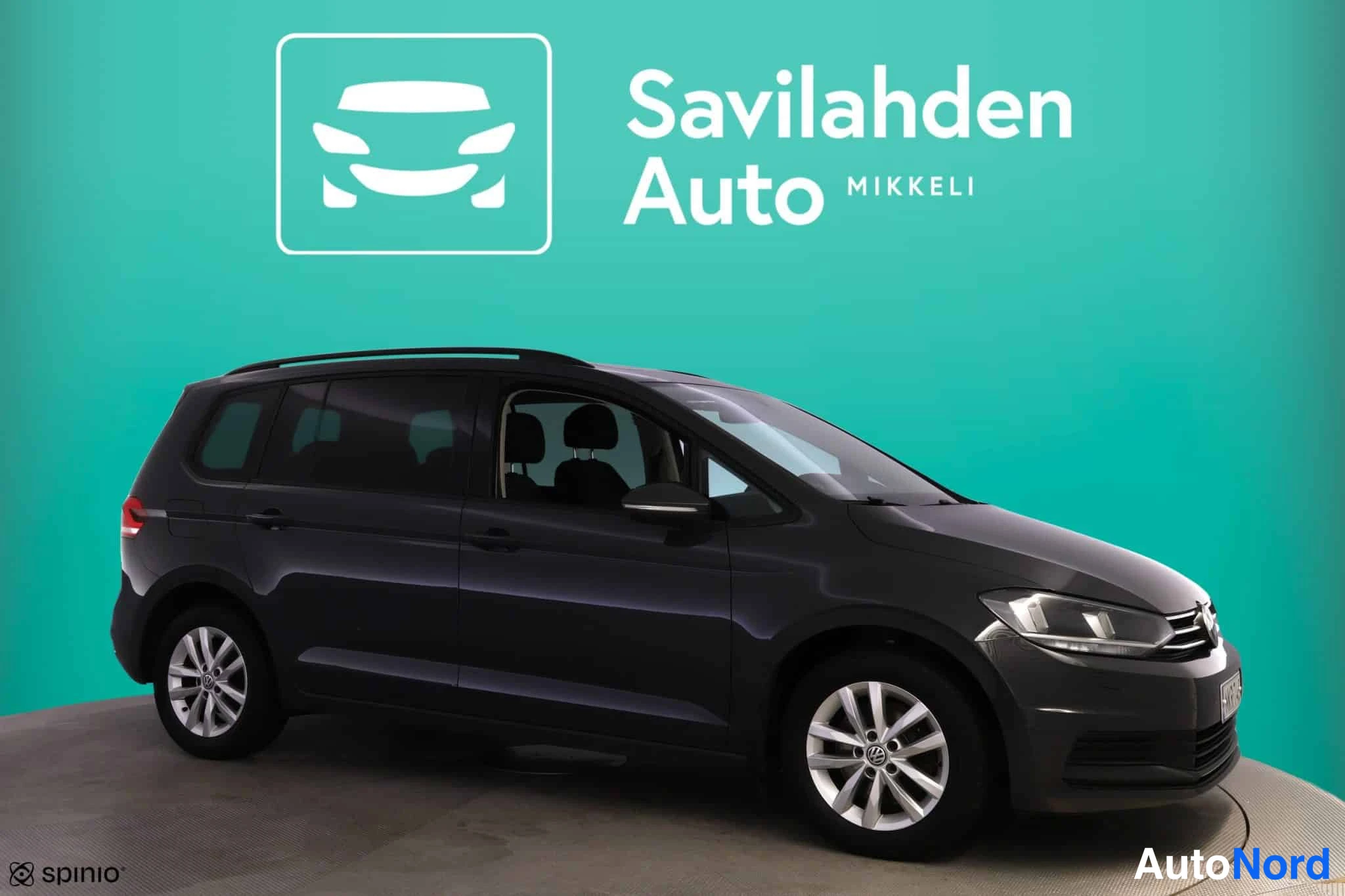 Harmaa Volkswagen Touran 2017, etuviisto, keula oikealle, kuva 3