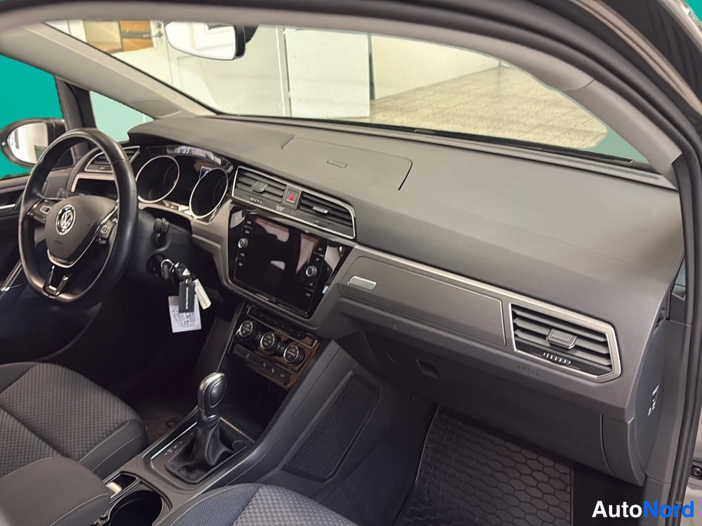 Harmaa Volkswagen Touran 2018, ohjaamo, kuva 7