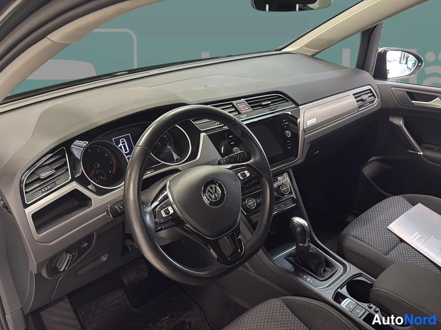 Harmaa Volkswagen Touran 2018, yksityiskohta, kuva 14