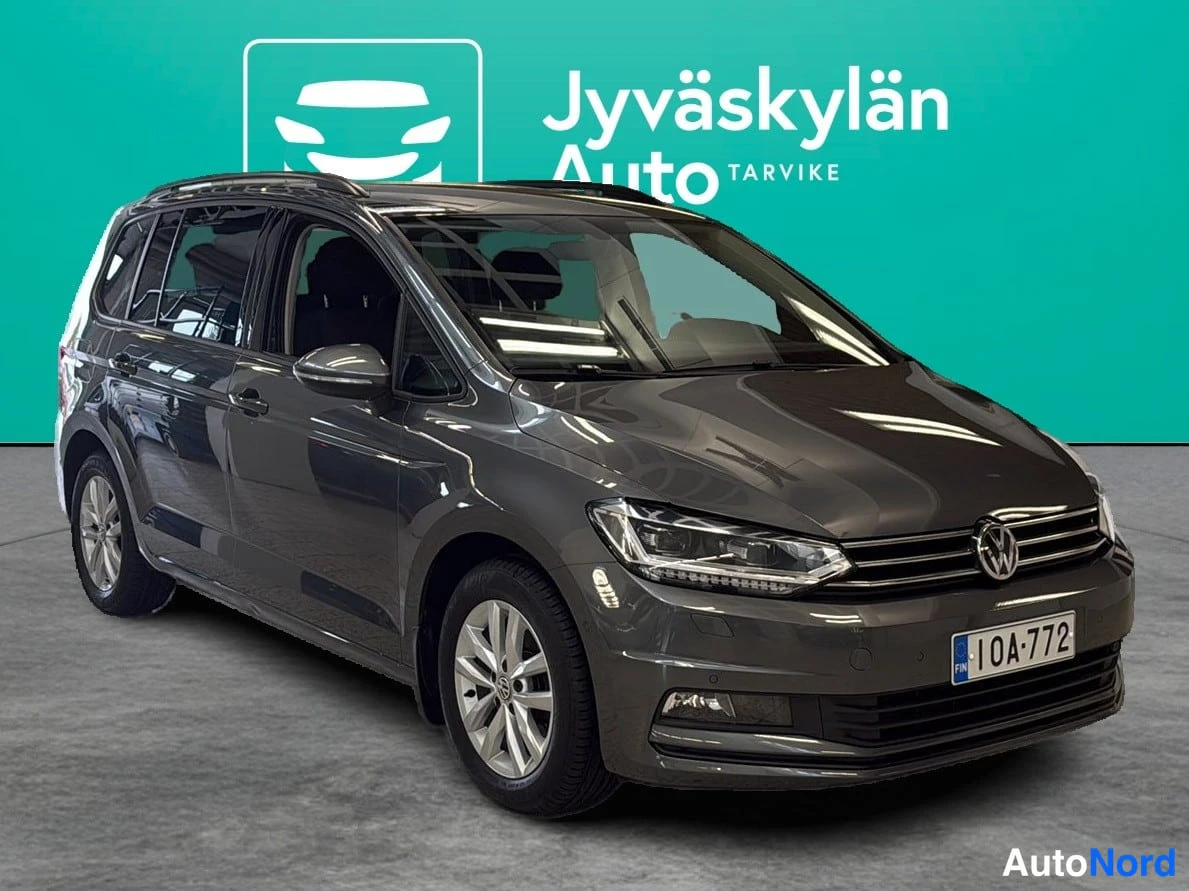 Harmaa Volkswagen Touran 2018, etuviisto, keula oikealle, kuva 2