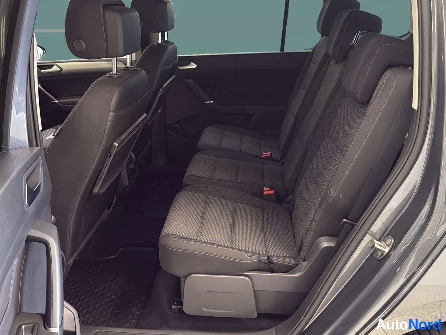 Harmaa Volkswagen Touran 2018, takaistuimet, kuva 11