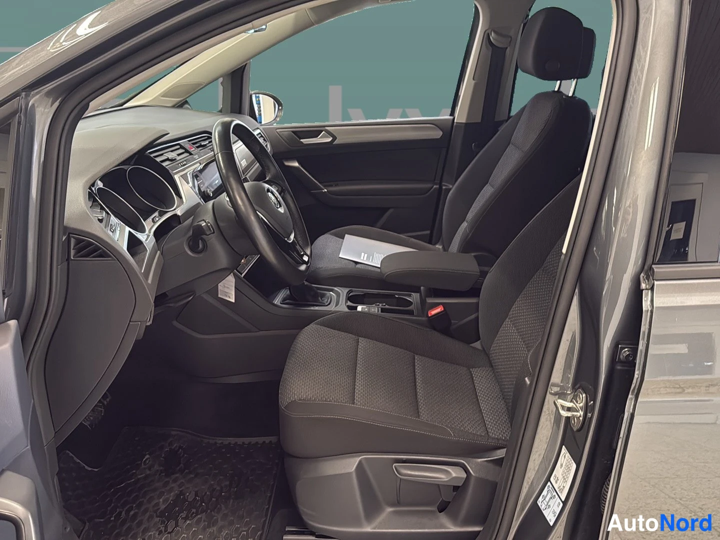 Harmaa Volkswagen Touran 2018, ohjaamo, kuva 8
