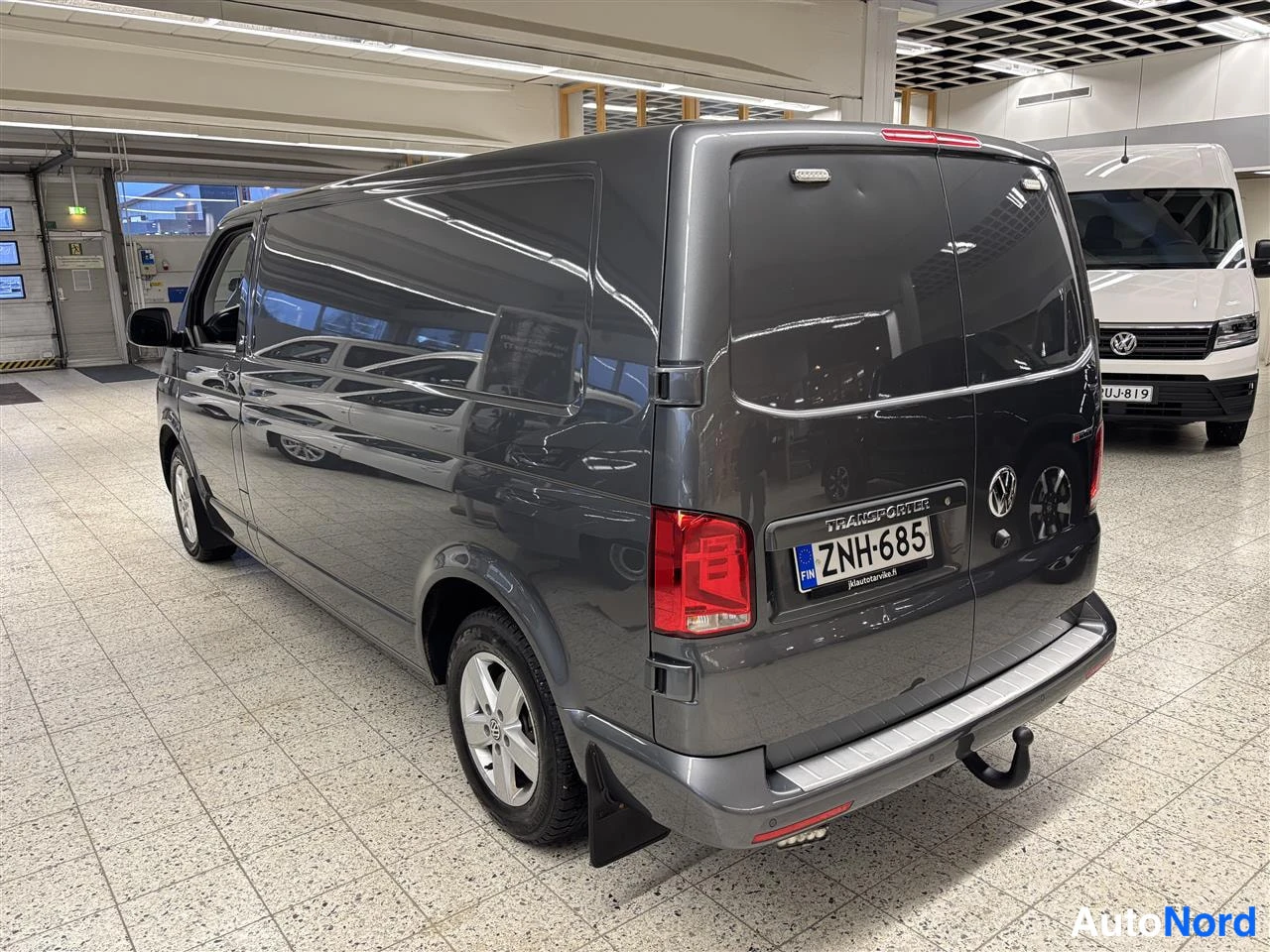 Harmaa Volkswagen Transporter 2020, takaviisto, kuva 4