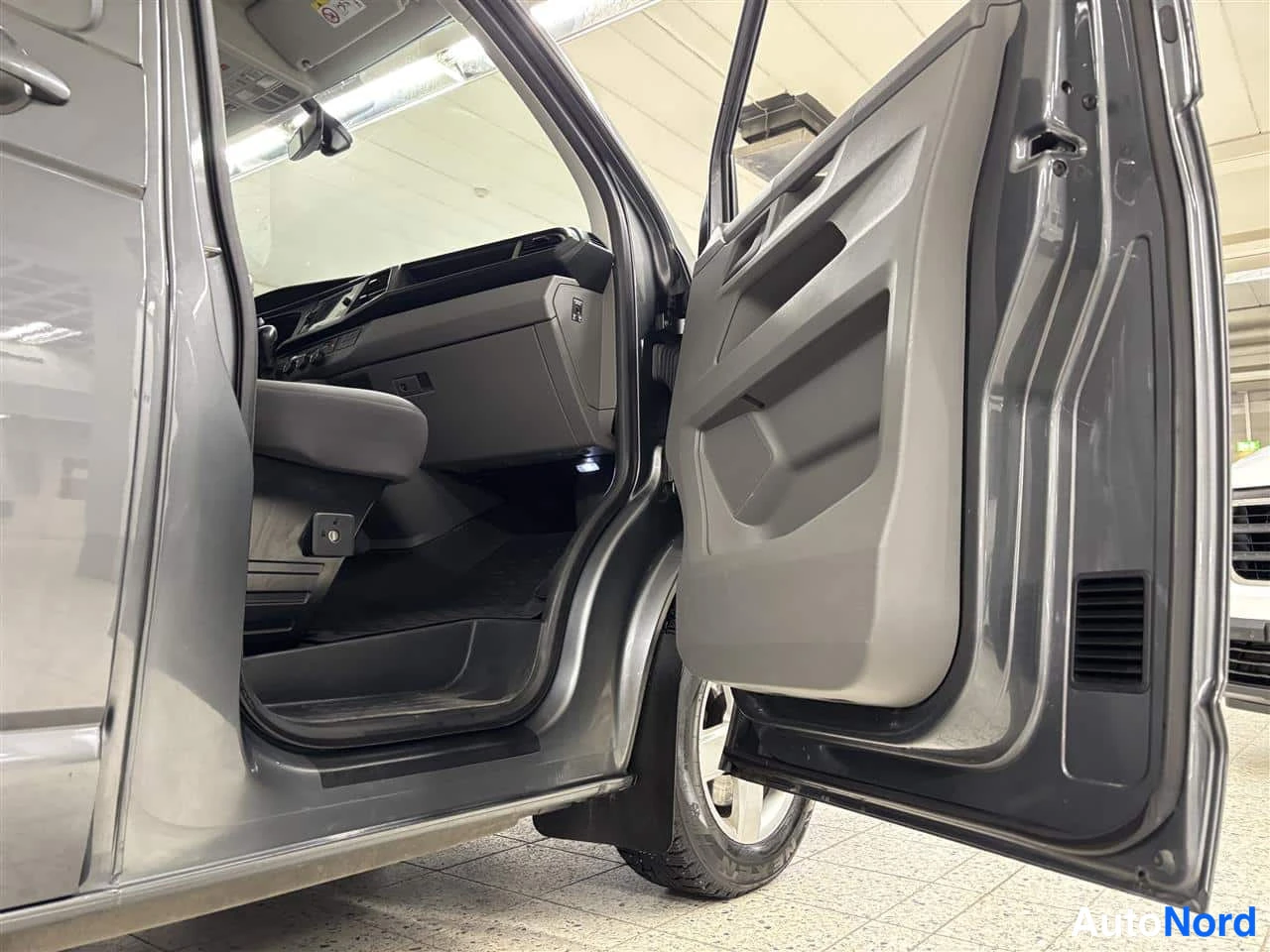 Harmaa Volkswagen Transporter 2020, yksityiskohta, kuva 17