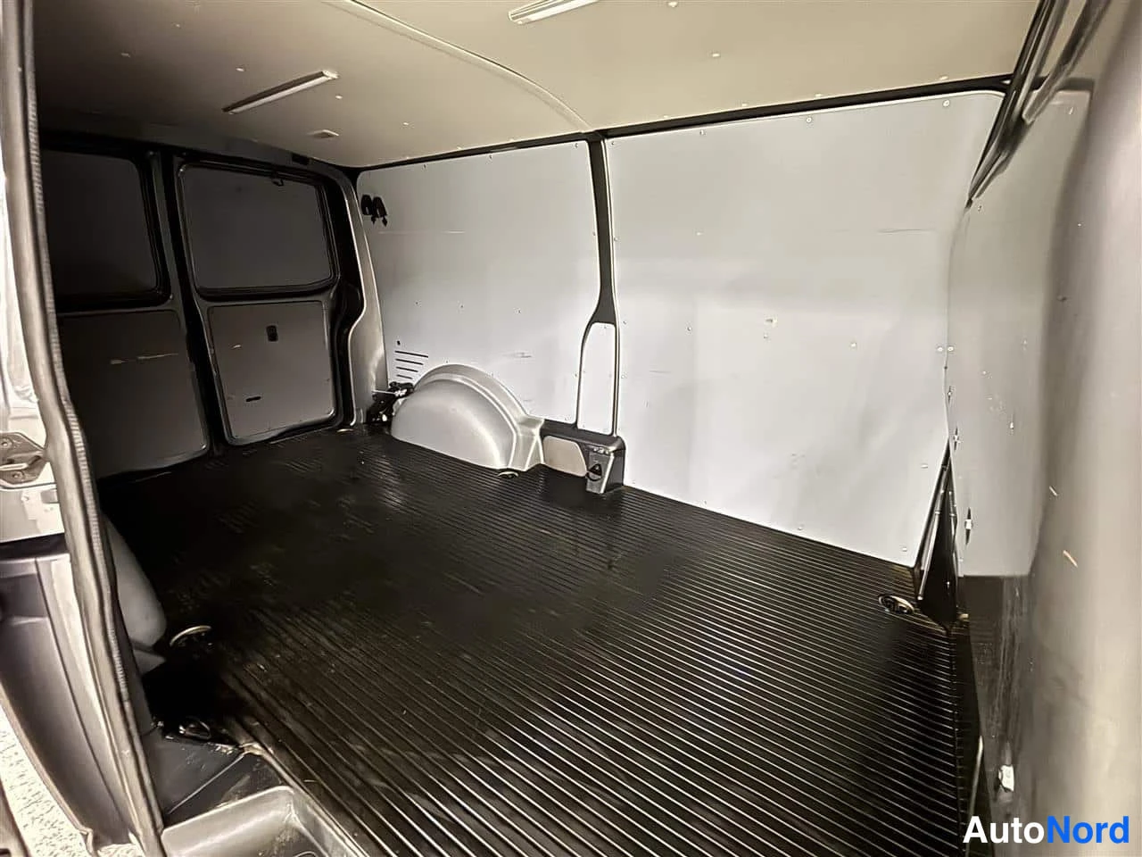 Harmaa Volkswagen Transporter 2020, tavaratila, kuva 14