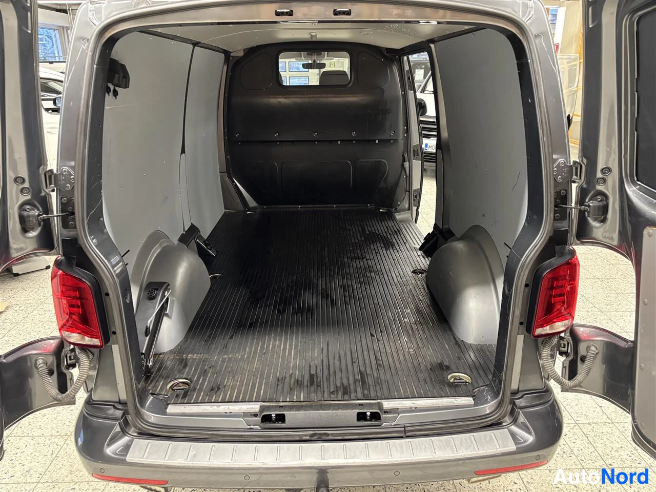Harmaa Volkswagen Transporter 2020, tavaratila, kuva 15