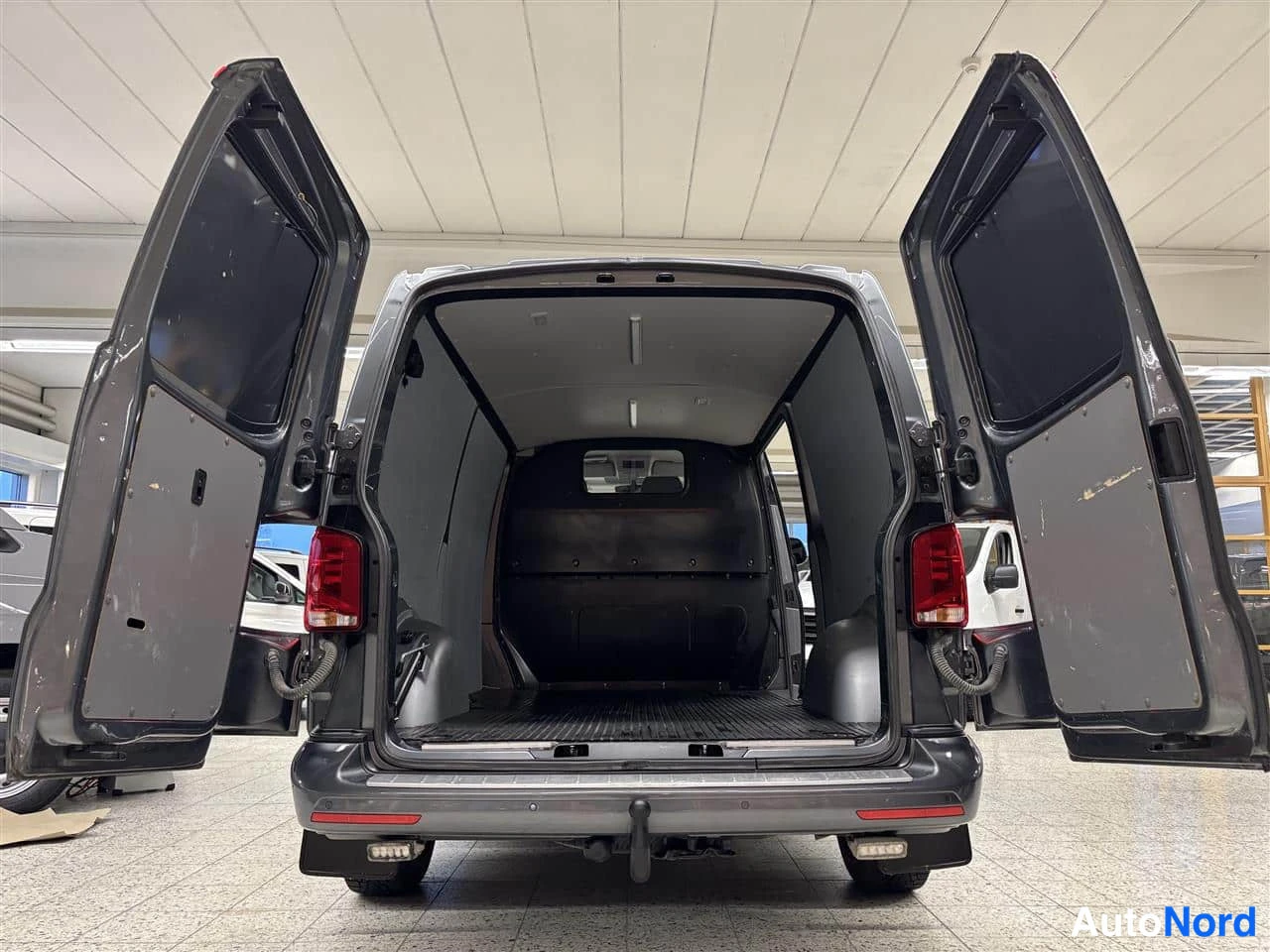 Harmaa Volkswagen Transporter 2020, tavaratila, kuva 16