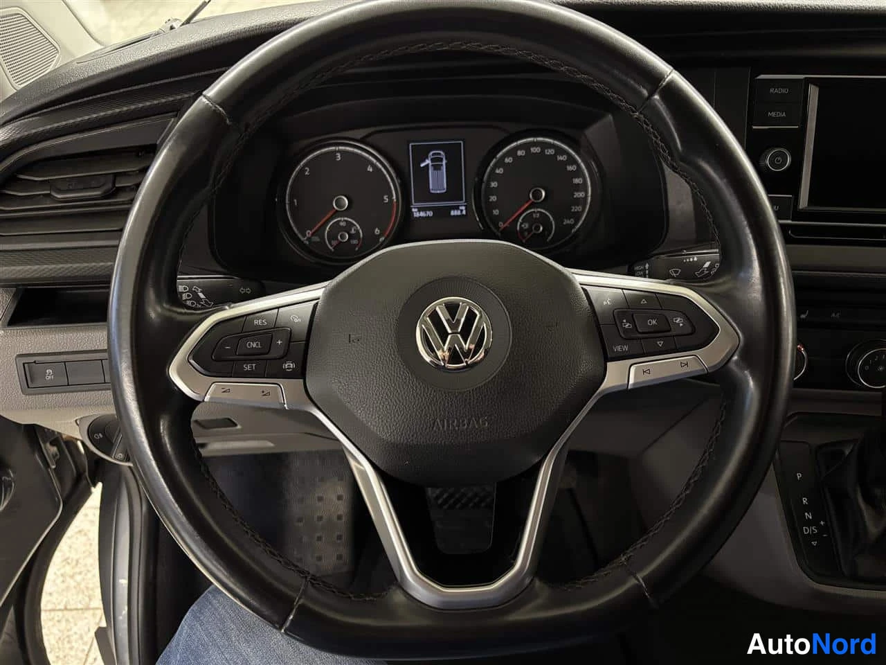 Harmaa Volkswagen Transporter 2020, ohjaamo, kuva 9