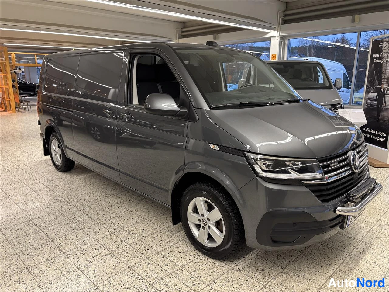 Harmaa Volkswagen Transporter 2020, etuviisto, keula oikealle, kuva 2