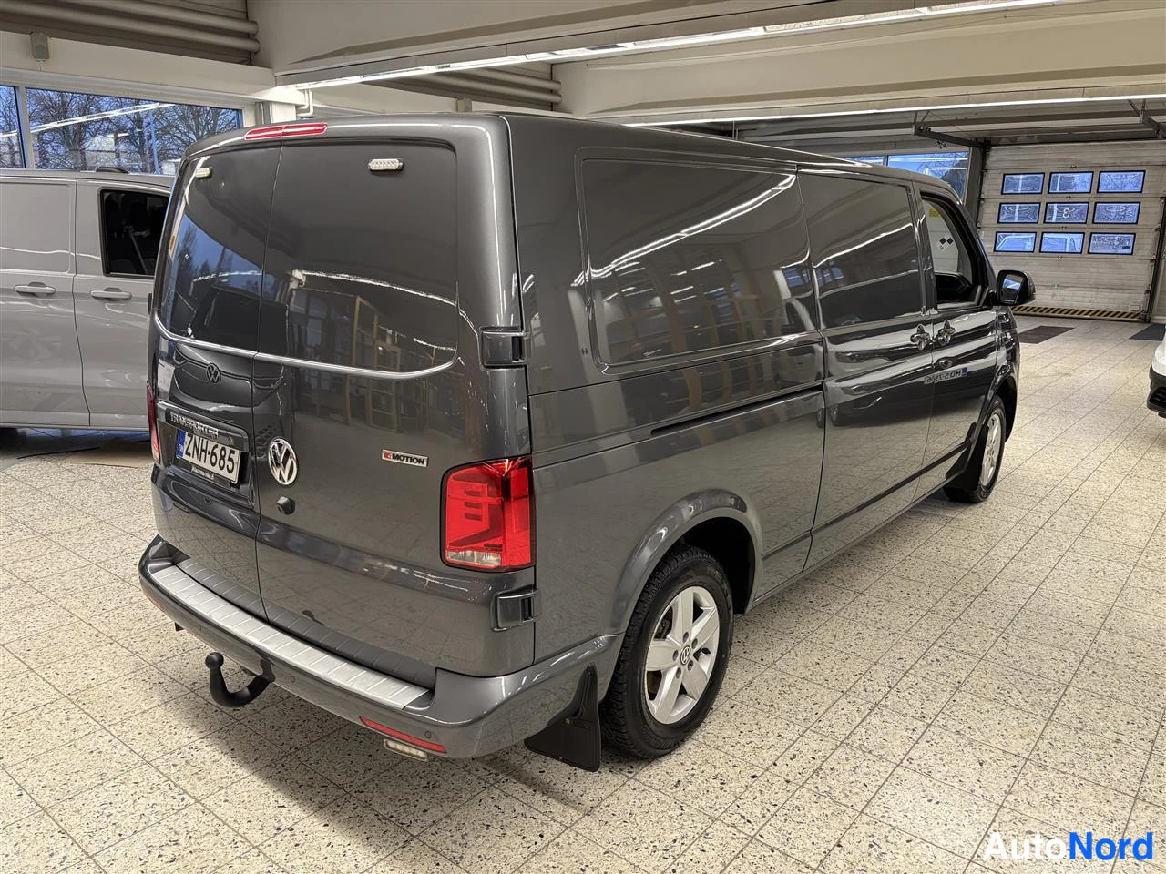 Harmaa Volkswagen Transporter 2020, takaviisto, kuva 5
