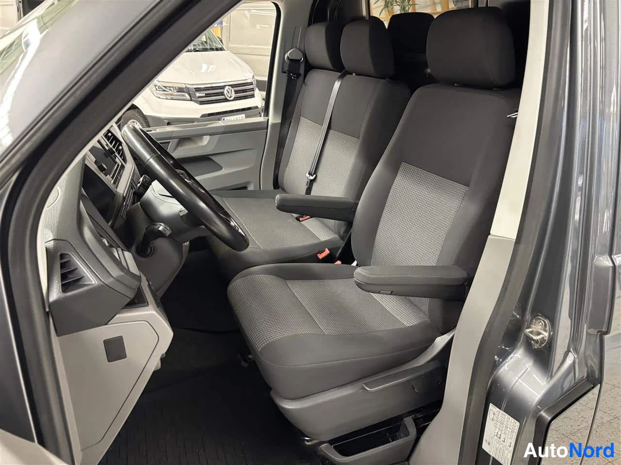Harmaa Volkswagen Transporter 2020, etuistuimet, kuva 12