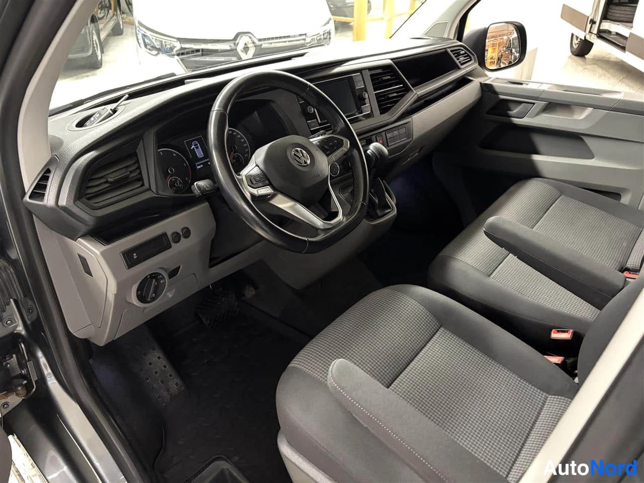 Harmaa Volkswagen Transporter 2020, ohjaamo, kuva 7