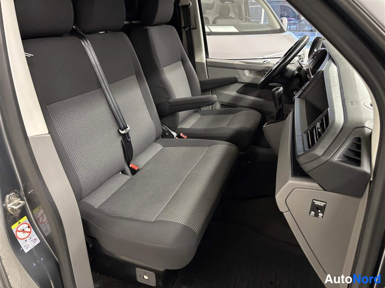 Harmaa Volkswagen Transporter 2020, etuistuimet, kuva 13