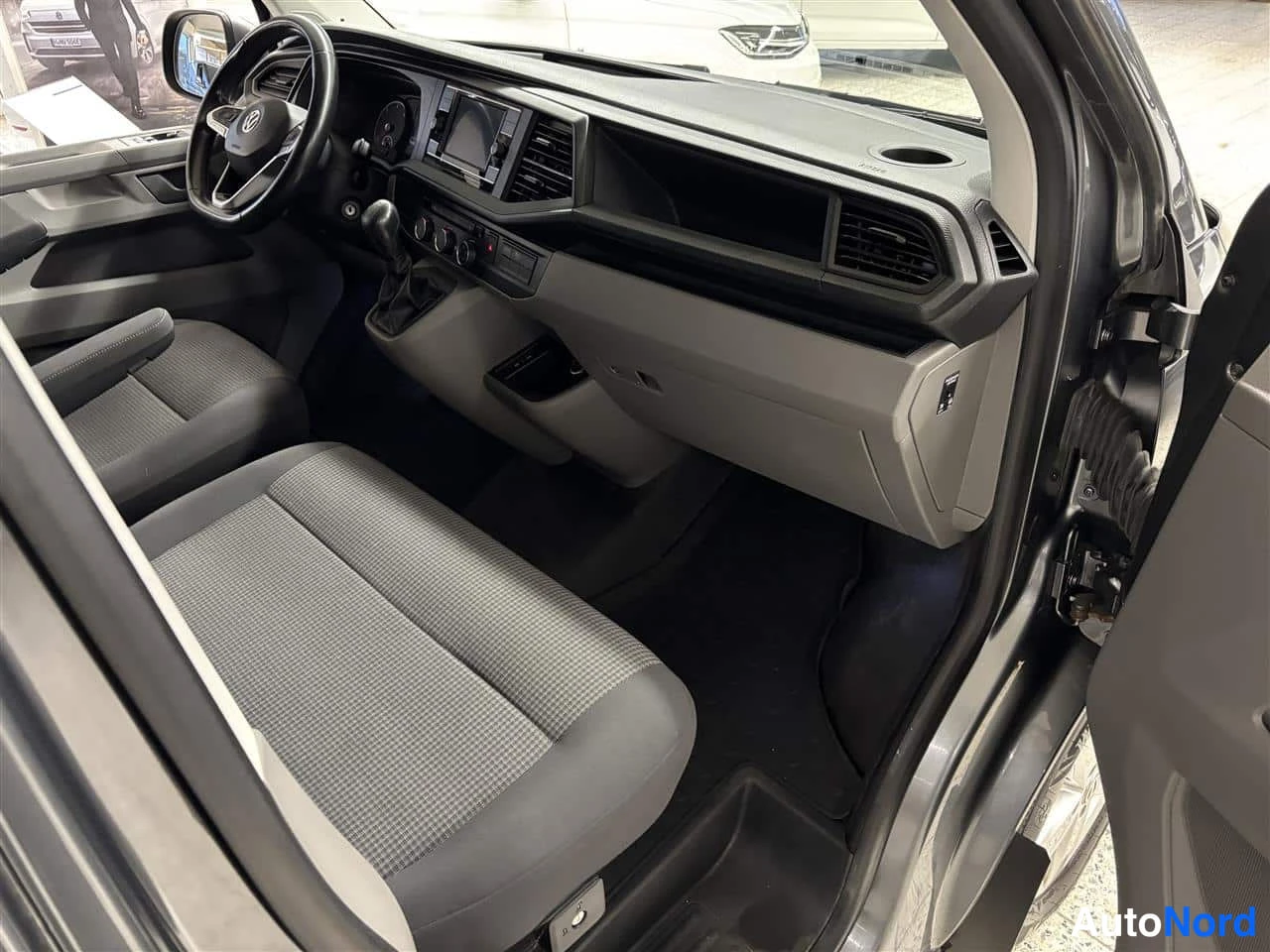 Harmaa Volkswagen Transporter 2020, ohjaamo, kuva 8