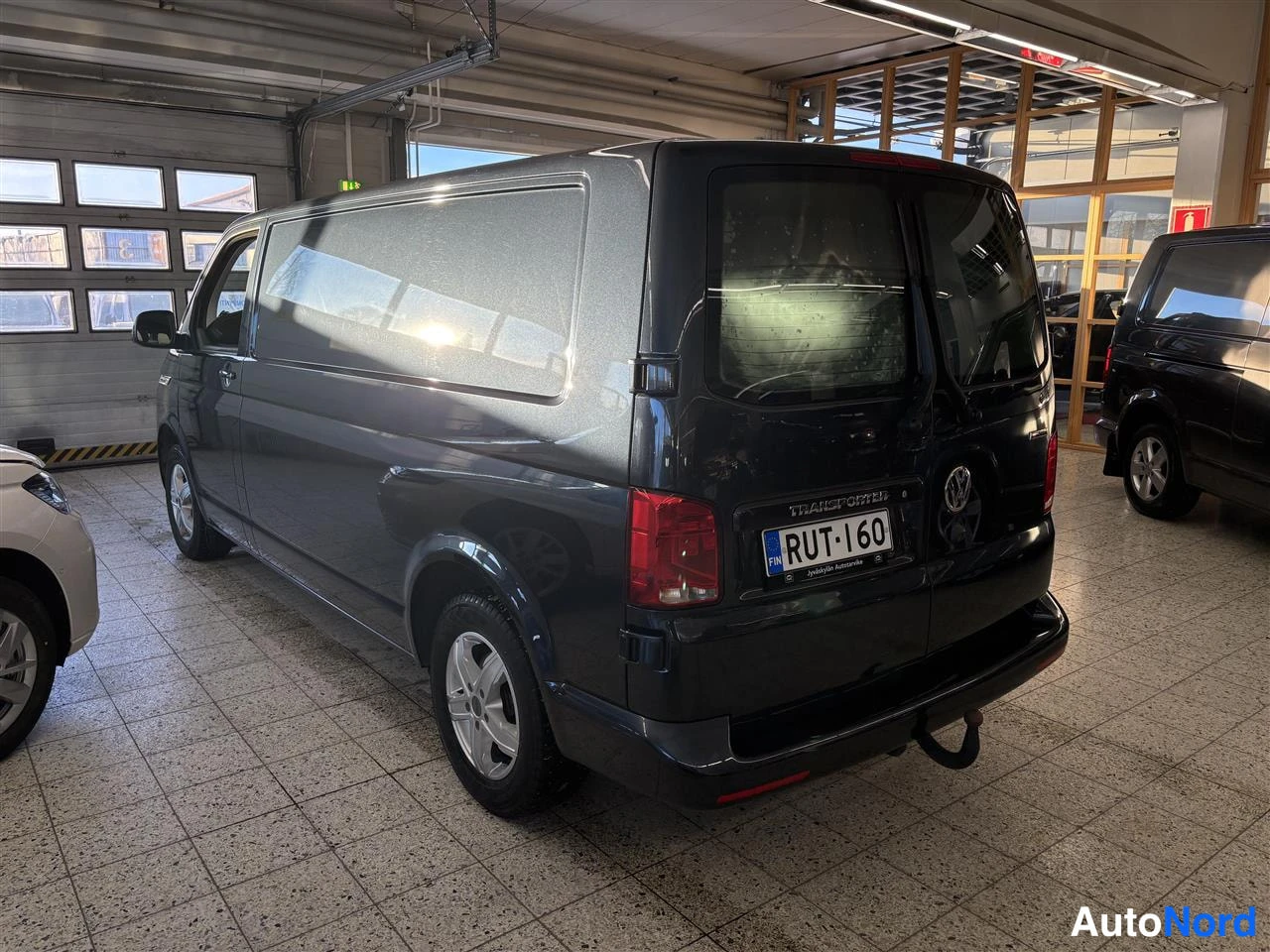 Blå Volkswagen Transporter 2021, snett bakifrån, bild 4