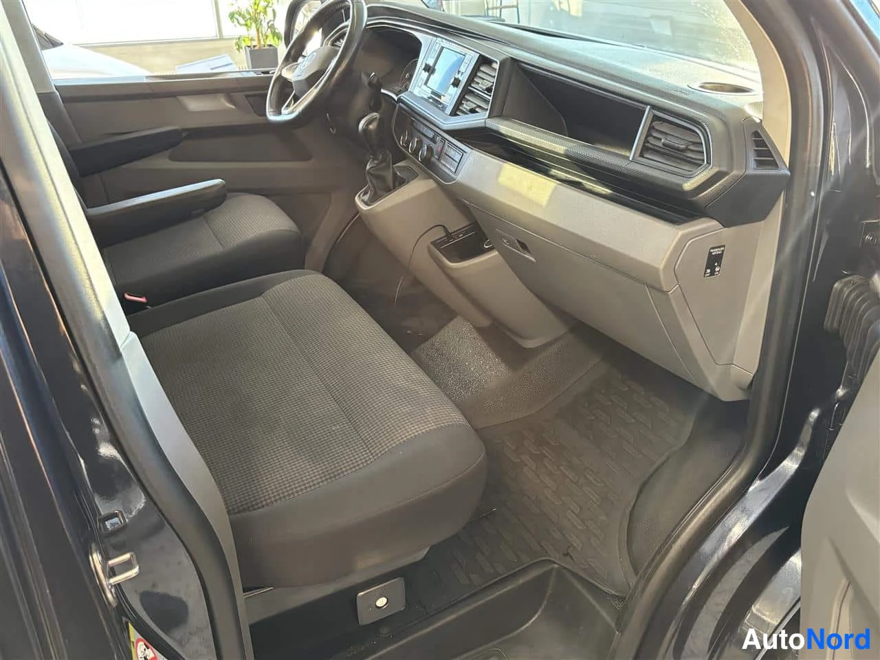 Blå Volkswagen Transporter 2021, förarplats, bild 9