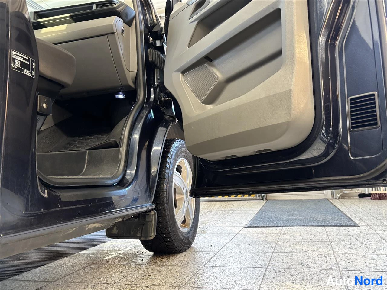 Blå Volkswagen Transporter 2021, förarplats, bild 10