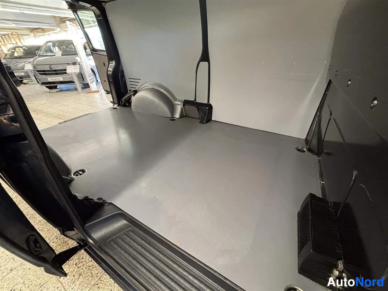 Blå Volkswagen Transporter 2021, bagageutrymme, bild 16