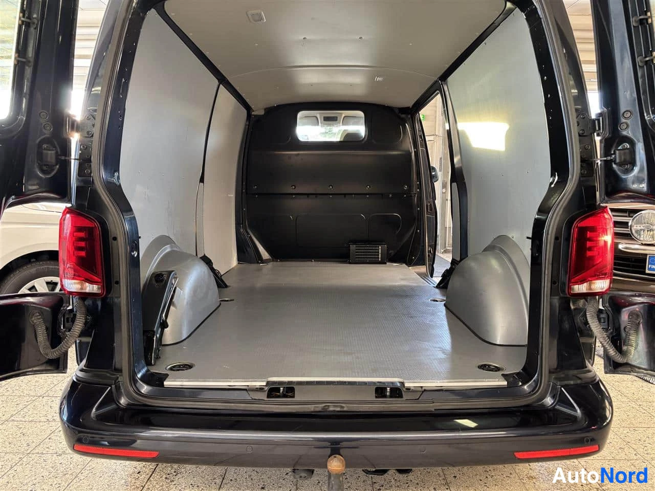 Blå Volkswagen Transporter 2021, snett bakifrån, bild 6