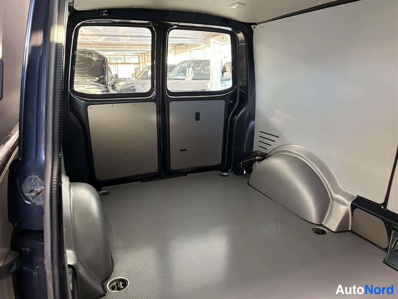 Blå Volkswagen Transporter 2021, bagageutrymme, bild 17