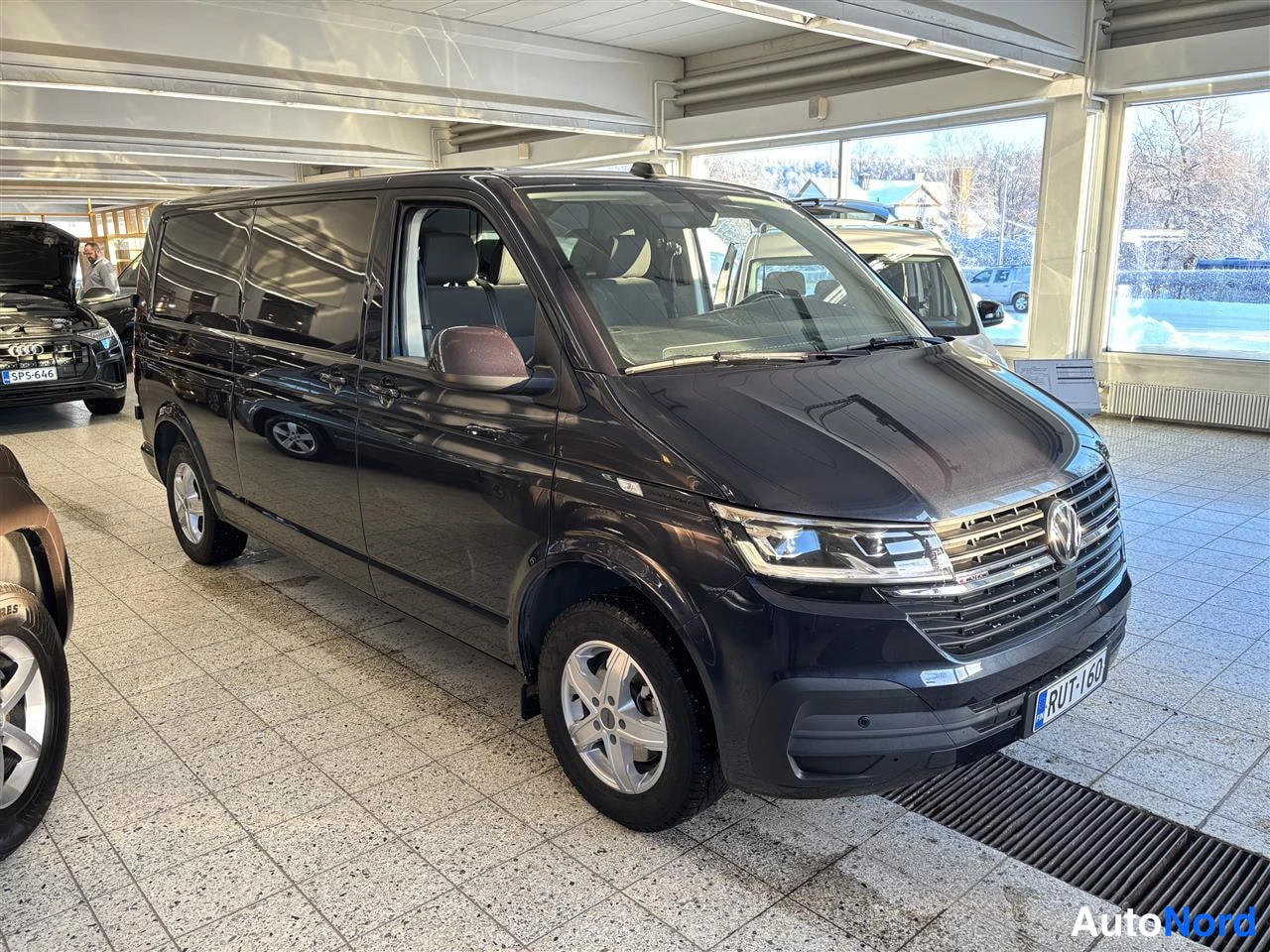 Blå Volkswagen Transporter 2021, snett framifrån, fronten åt höger, bild 2