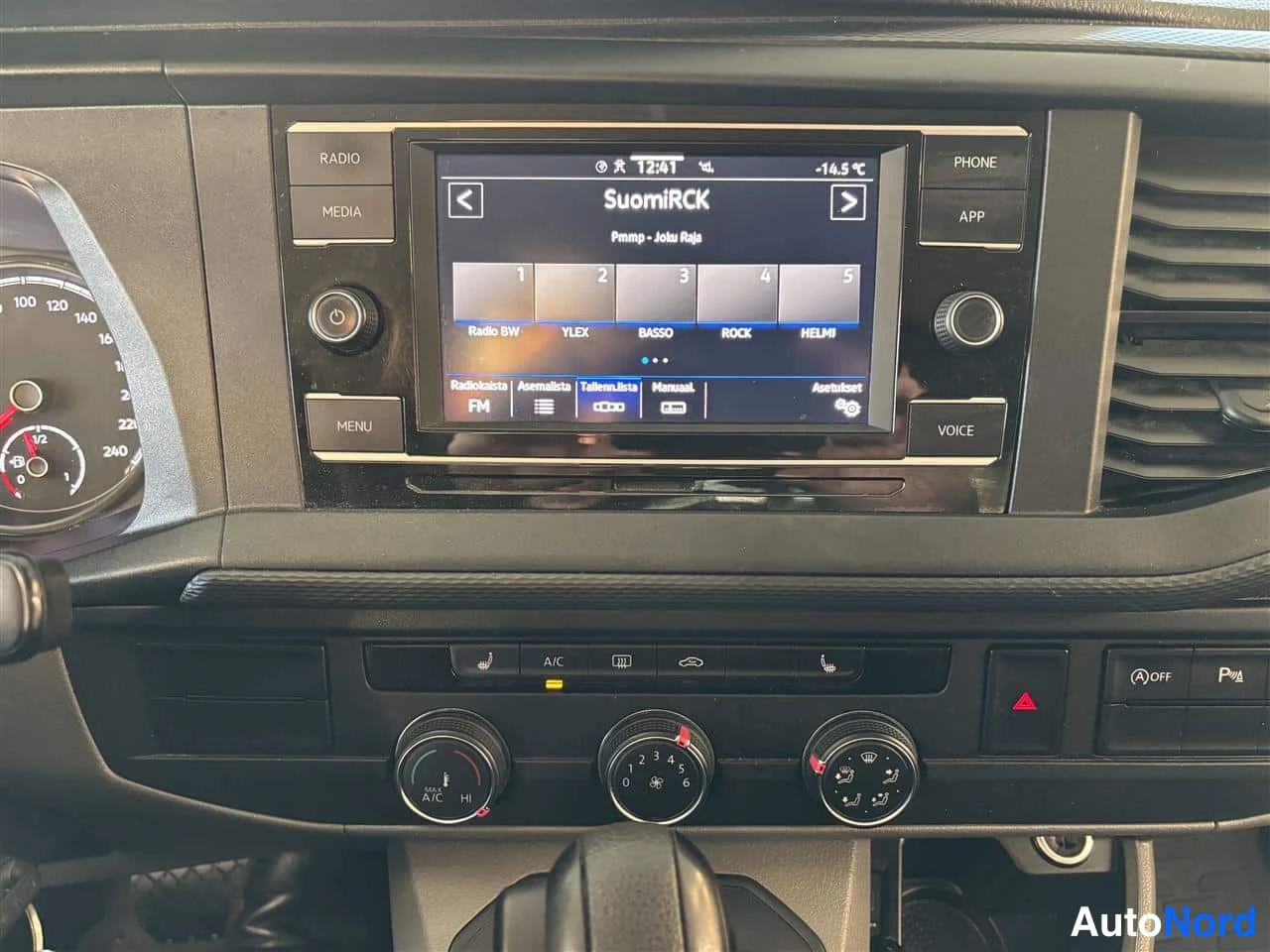 Blå Volkswagen Transporter 2021, förarplats, bild 12