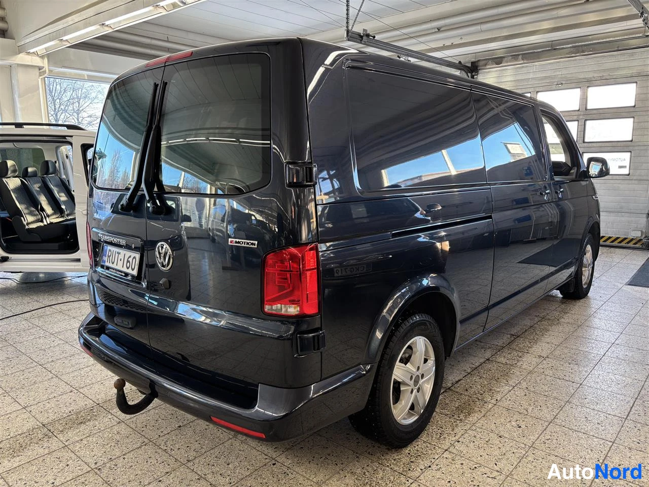 Blå Volkswagen Transporter 2021, snett bakifrån, bild 5