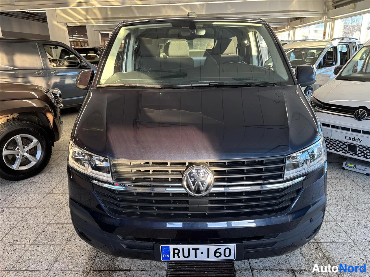 Blå Volkswagen Transporter 2021, framifrån, bild 3