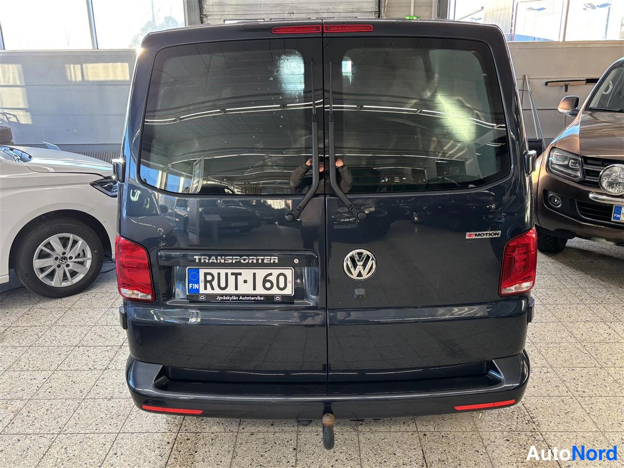 Blå Volkswagen Transporter 2021, bakifrån, bild 7