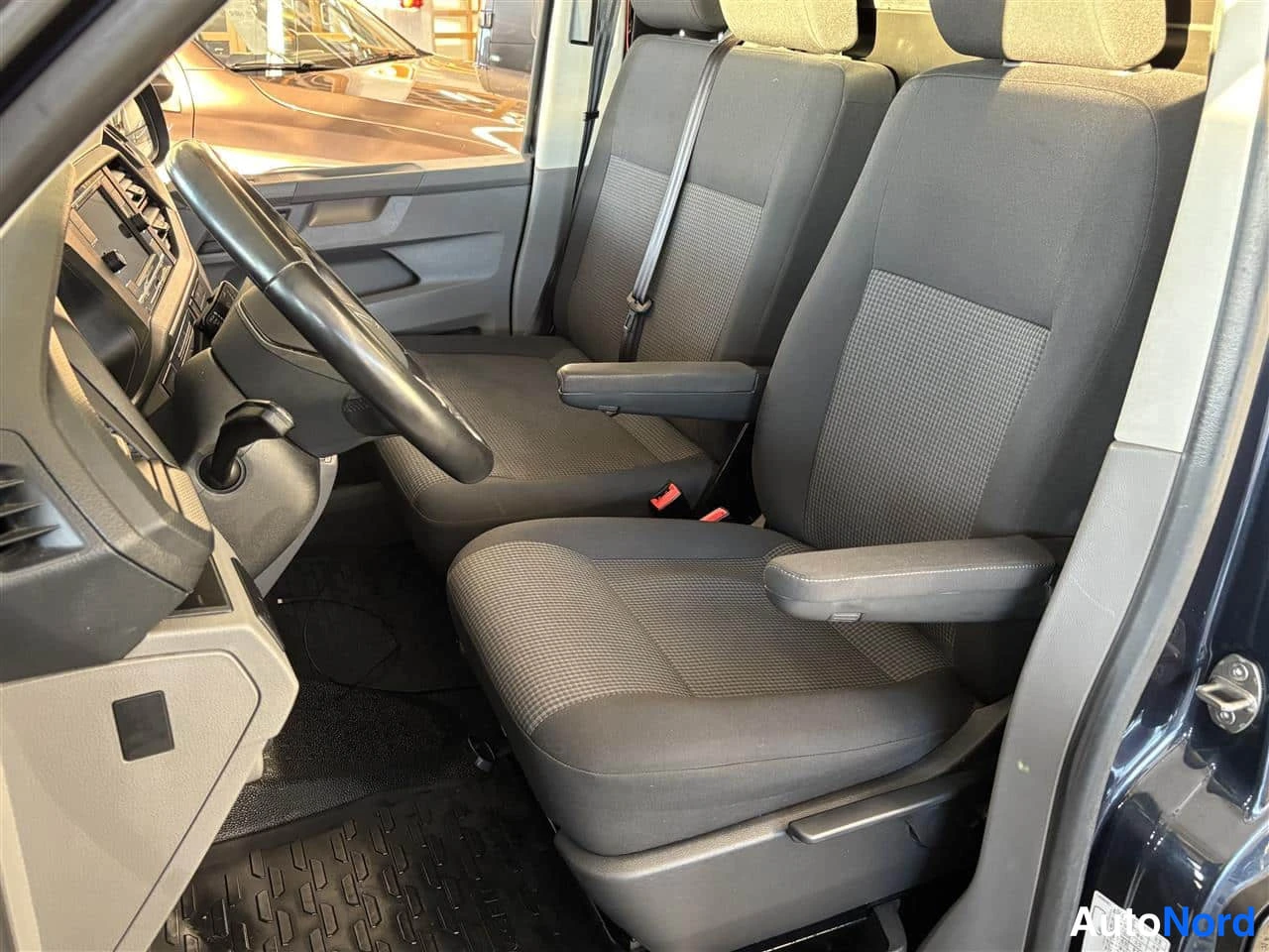 Blå Volkswagen Transporter 2021, framsäten, bild 14