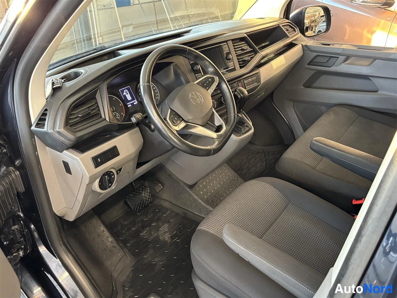 Blå Volkswagen Transporter 2021, förarplats, bild 8