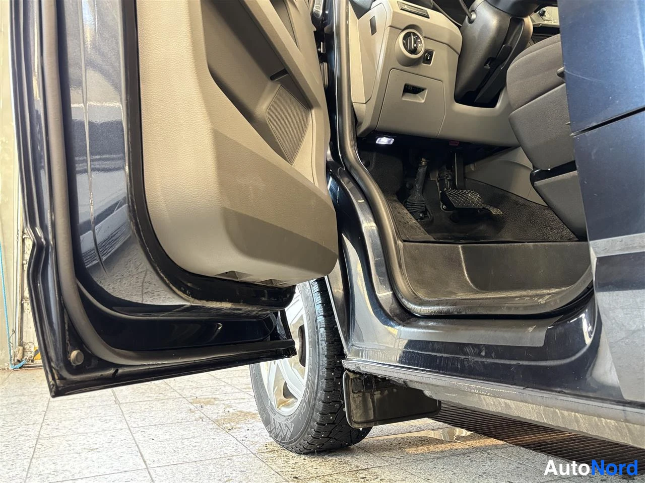 Blå Volkswagen Transporter 2021, förarplats, bild 13