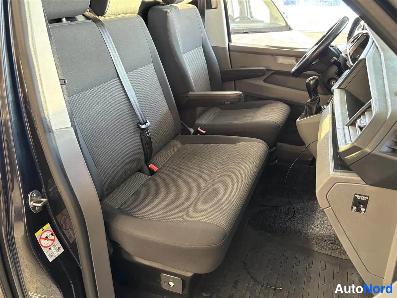 Blå Volkswagen Transporter 2021, framsäten, bild 15