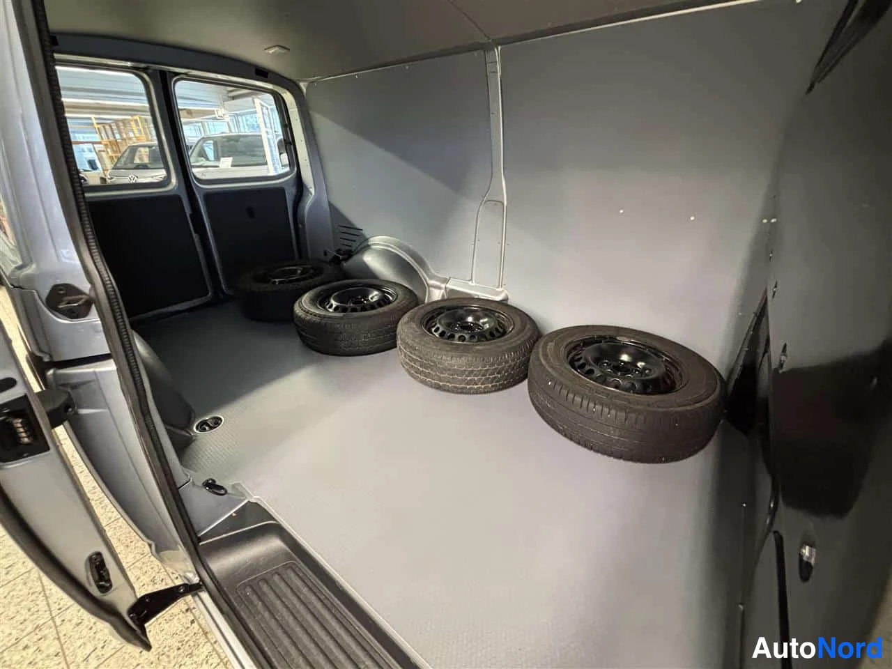 Harmaa Volkswagen Transporter 2023, tavaratila, kuva 16