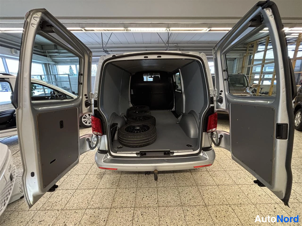 Harmaa Volkswagen Transporter 2023, takaa, kuva 6