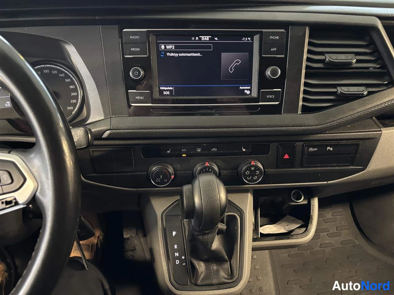 Harmaa Volkswagen Transporter 2023, ohjaamo, kuva 11