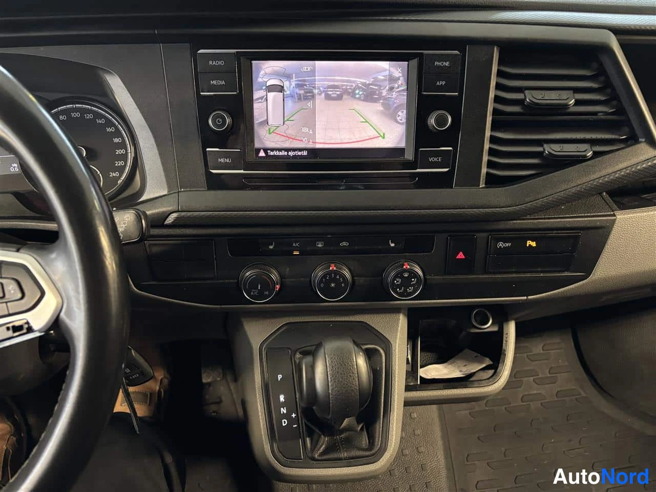 Harmaa Volkswagen Transporter 2023, ohjaamo, kuva 12