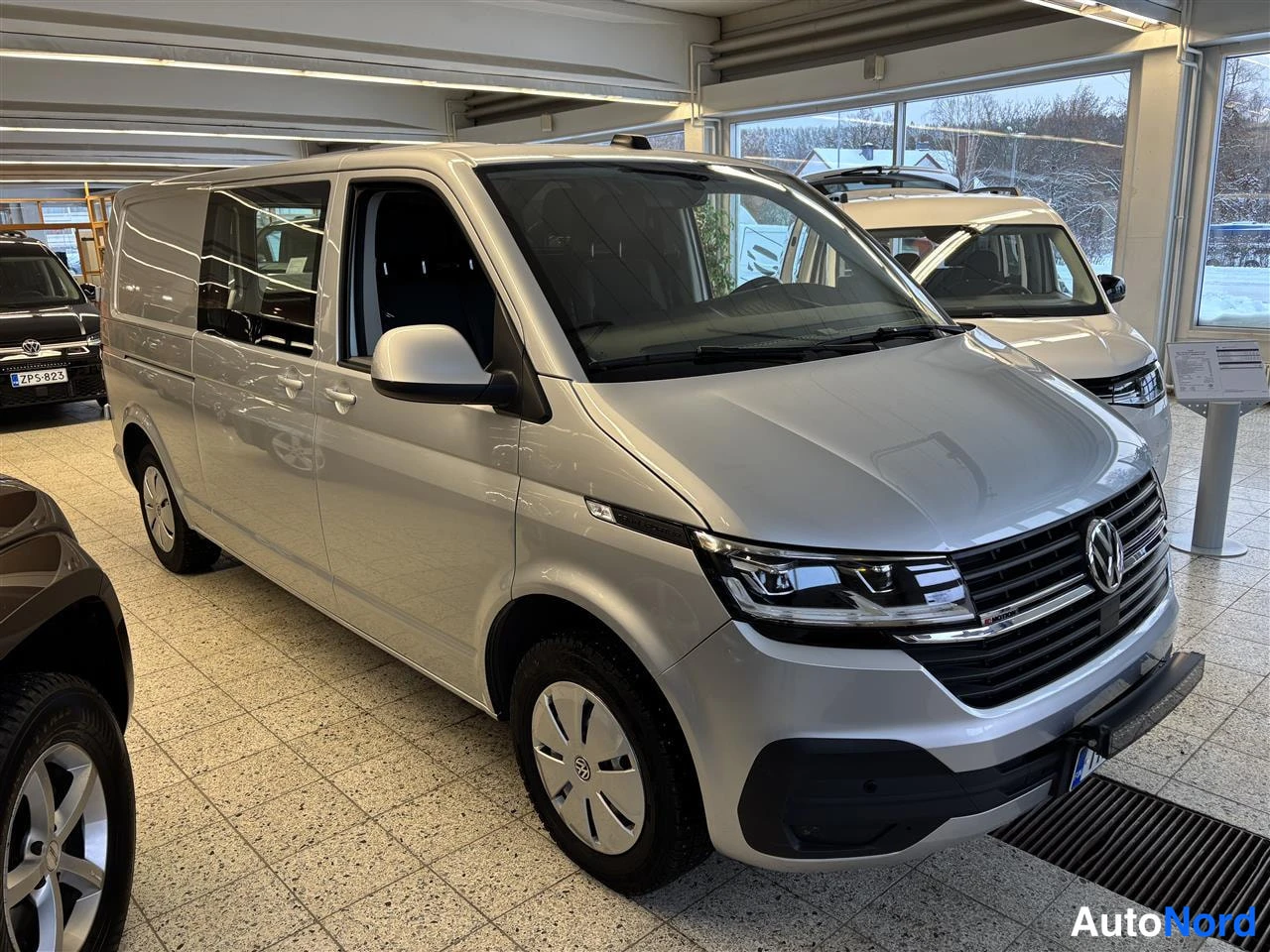 Harmaa Volkswagen Transporter 2023, etuviisto, keula oikealle, kuva 2