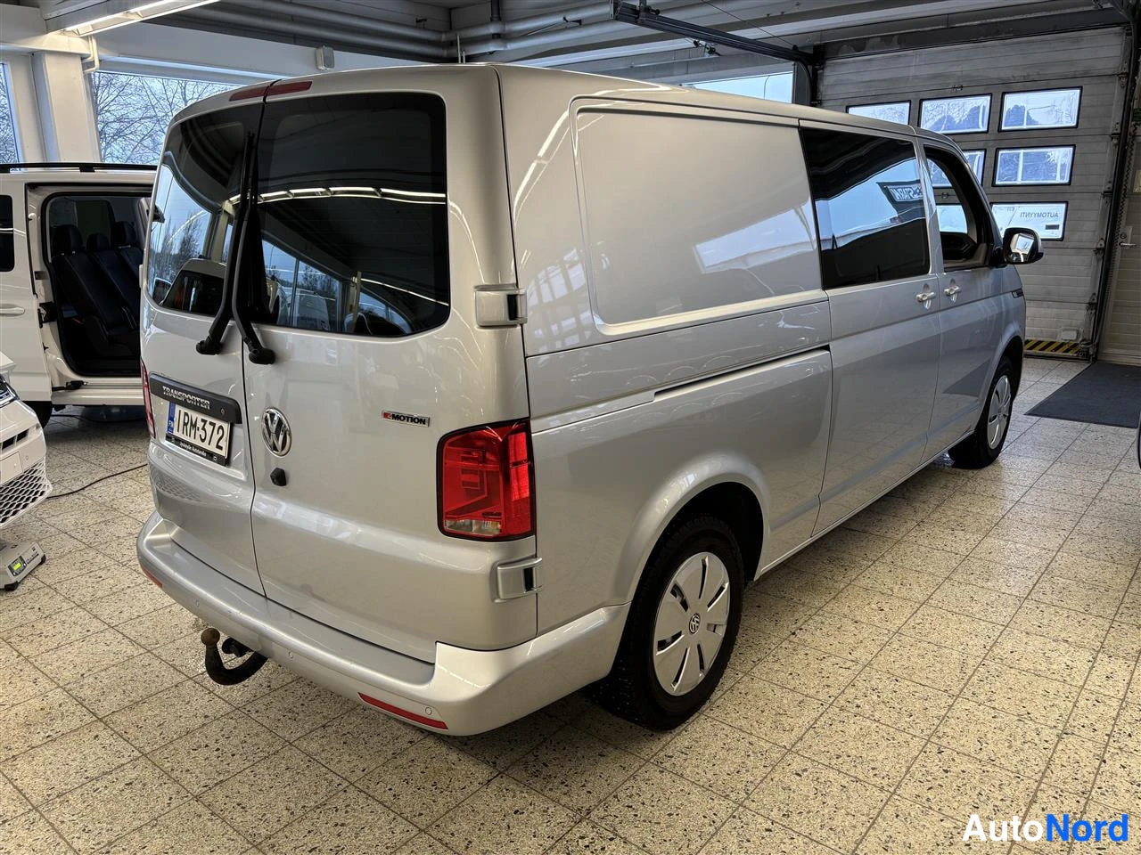 Harmaa Volkswagen Transporter 2023, takaviisto, kuva 5