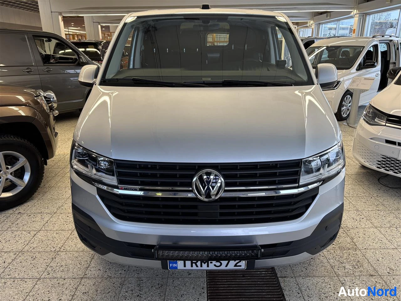 Harmaa Volkswagen Transporter 2023, edestä, kuva 3